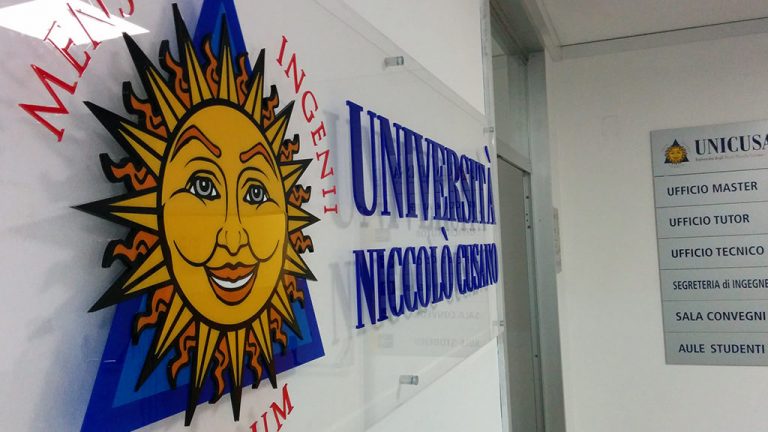 Insegna con lettere e logo a rilievo su pannello 1024x576